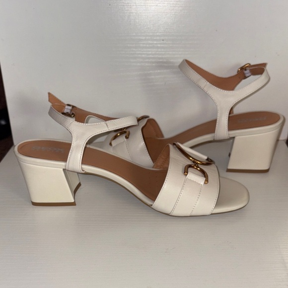 Womens Italian leather Sandals block heel| Gold Accent buckles.like new Size 10 - Picture 2 of 9